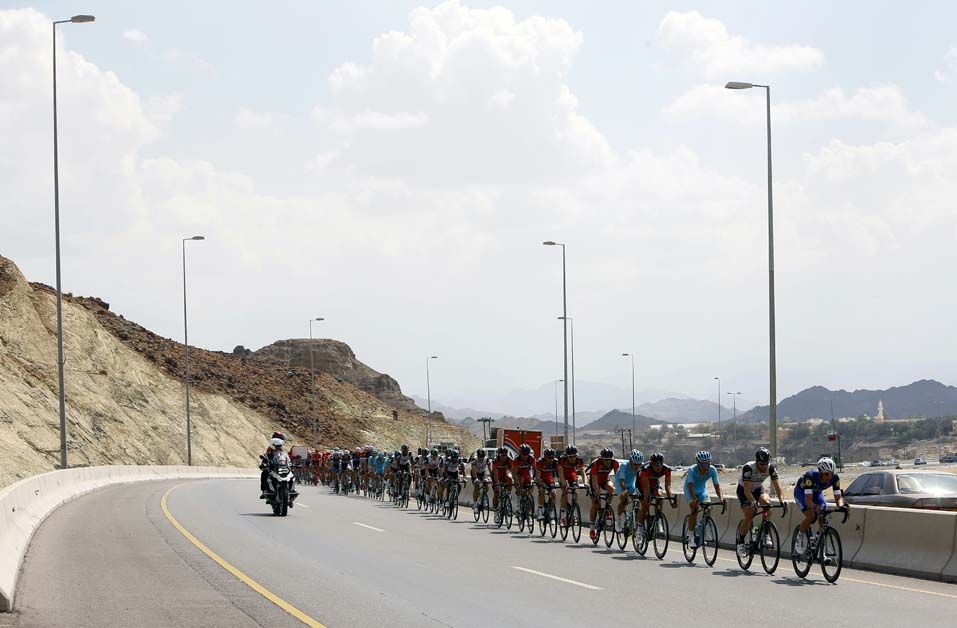 The peloton strings out under the effort of the chase