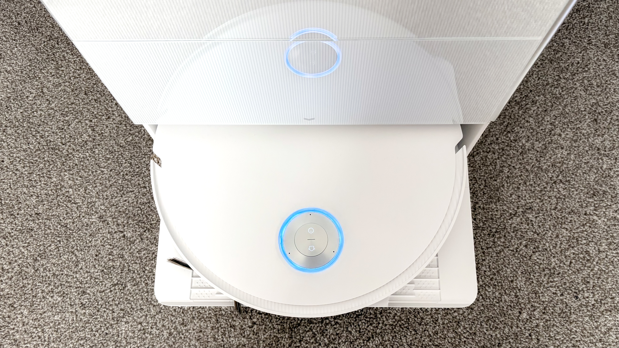 Dreame X60 Max Ultra Complete in white photographed on gray carpet.