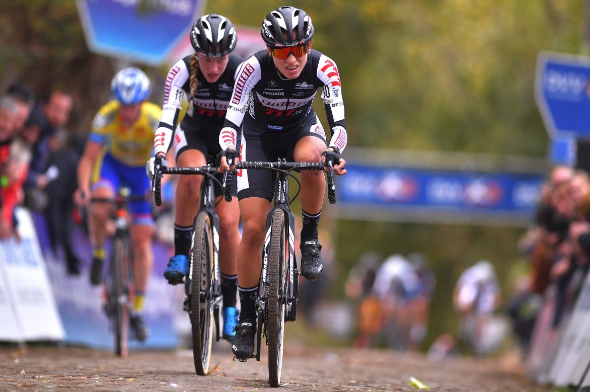 Alice Arzuffi and Annemarie Worst lead up the climb