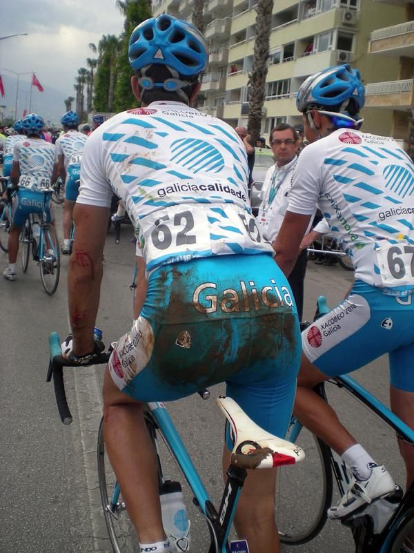 The crash with one kilometre to go has caused some damage to Jos&eacute; De Segovia