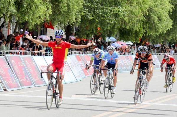 A happy day all round with Kun Jiang (China) celebrating his podium place.