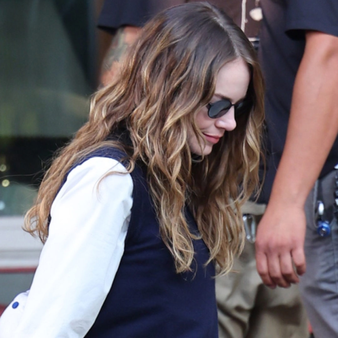 Emma Stone was spotted on the set of her new rom-com wearing the perfect jeans outfit for fall