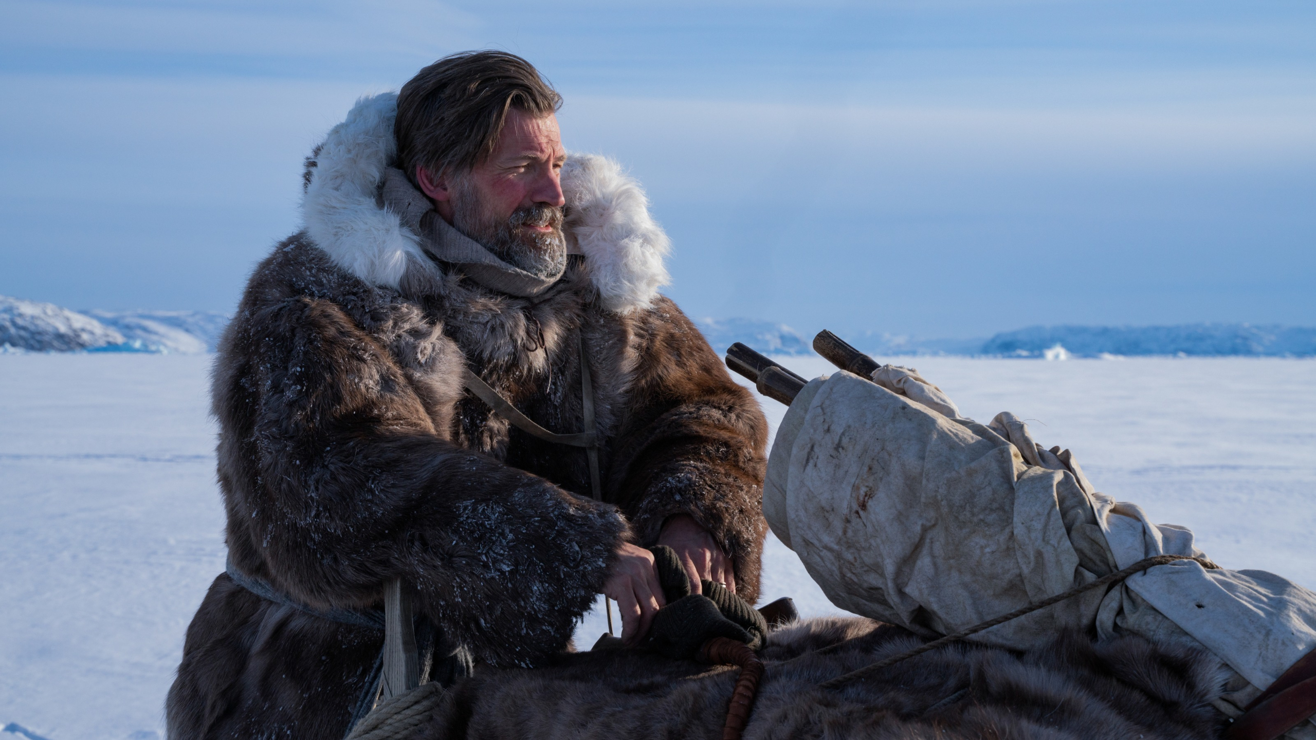 Nikolaj Coster-Waldau med snelandskab i baggrunden i filmen Against the Ice