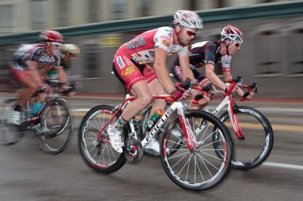 Ken Hanson (Jelly Belly) riding in the group.