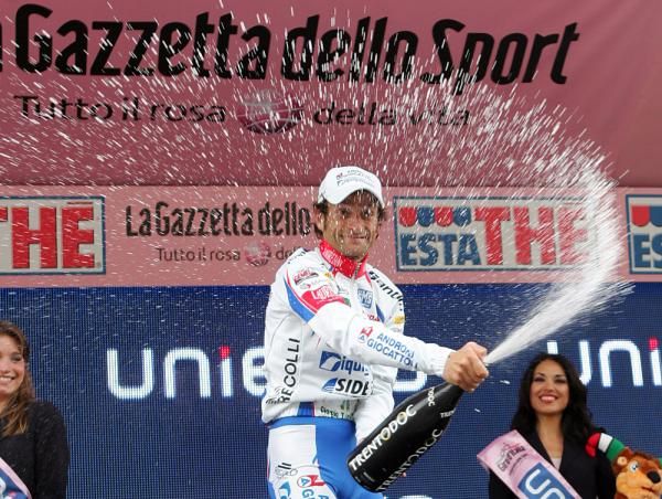 Michele Scarponi (Androni Giocattoli) sprays the crowd with champagne.