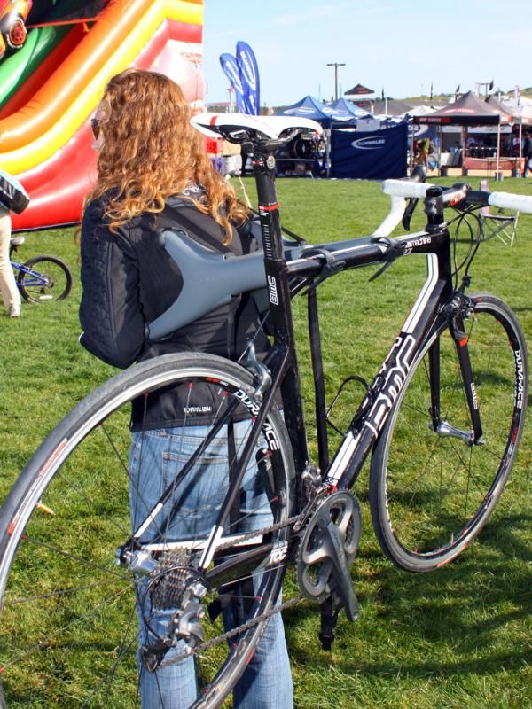 Yup, Saris's new Solo rack is so light that you could even carry it (and a bike!) on your back - but only if someone asks you very nicely.