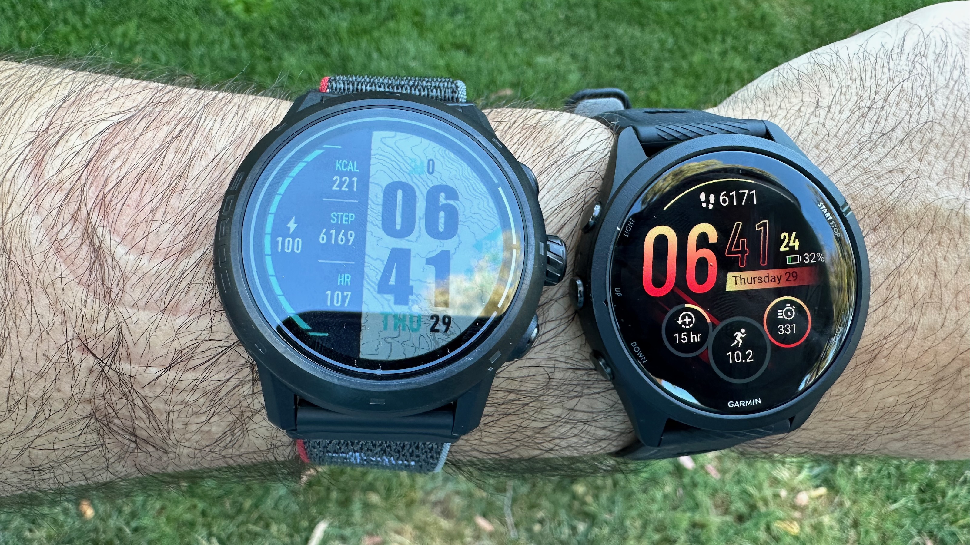 O COROS APEX 2 Pro e o Garmin Forerunner 265 usados ​​em um pulso, mostrando contagens de passos semelhantes.