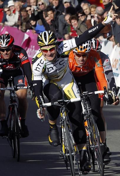 Andr&eacute; Greipel (Team HTC - Columbia) sprints to victory in the Trofeo Magaluf &ndash; Palmanova.