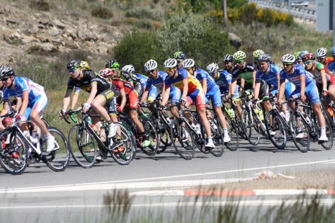 Peloton, with Romanian champion Andrei Nechita (MG Kvis) in the middle