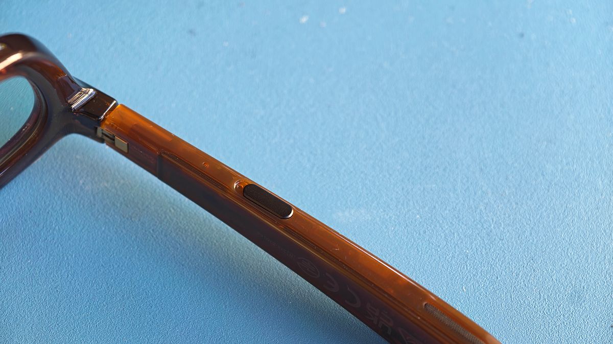 The meeting mode switch on the underside of Vonder Intelligent Eyewear's left temple