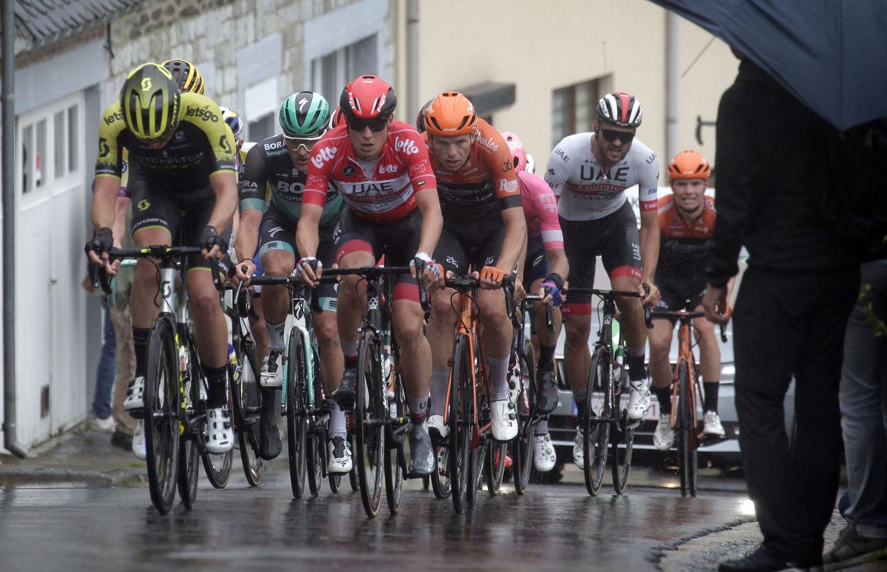 The peloton rides through the rain on stage 4