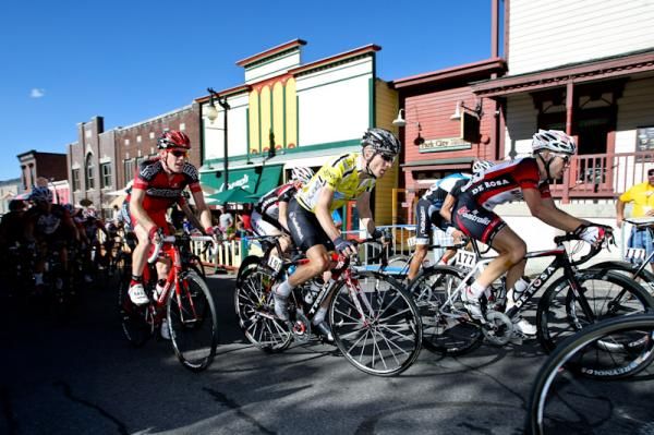 Levi Leipheimer (Mellow Johnnys) climbs in the middle of the bunch.