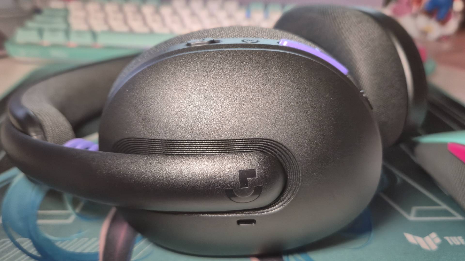 Photo of the Logitech G325 Lightspeed headset on its side.