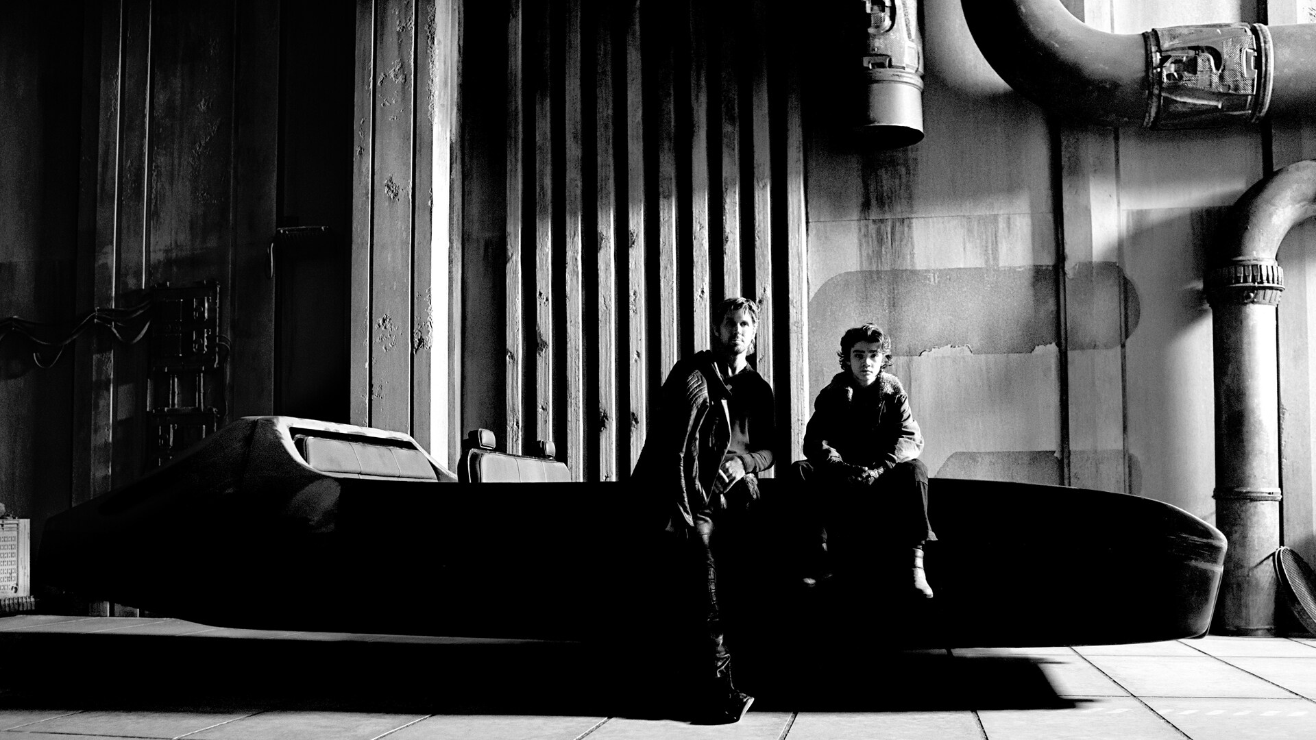 Imagem em preto e branco dos bastidores de Ryan Gosling e Flynn Gray sentados em suas speeder bikes em Star Wars: Starfighter.