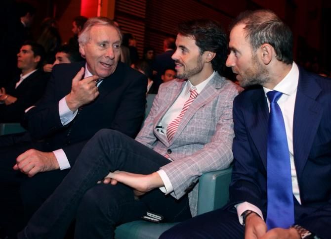 Former pro Javier Minguez chats with Samuel Sanchez and Alejandro Valverde at the 2014 Vuelta a Espa&ntilde;a presentation