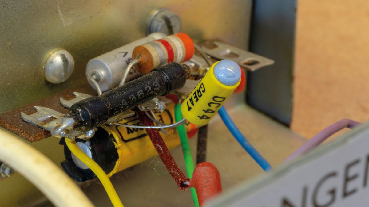 &lsquo;Yellow jacket&rsquo; Mullard OC44 germanium transistors are more numerous than the OC71 and NKT-branded variations