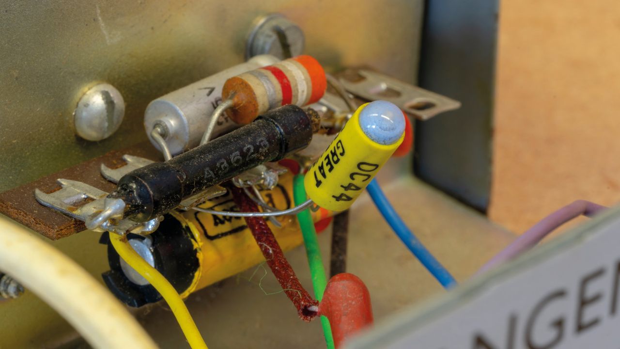 &lsquo;Yellow jacket&rsquo; Mullard OC44 germanium transistors are more numerous than the OC71 and NKT-branded variations