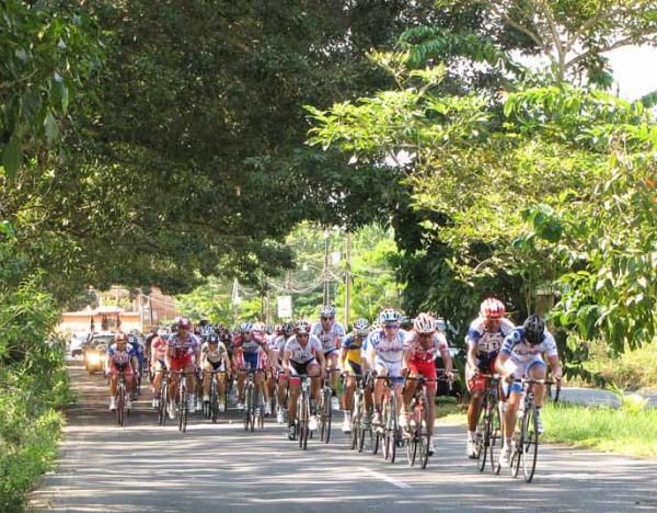 The peloton rolls along on its way around Jaco.