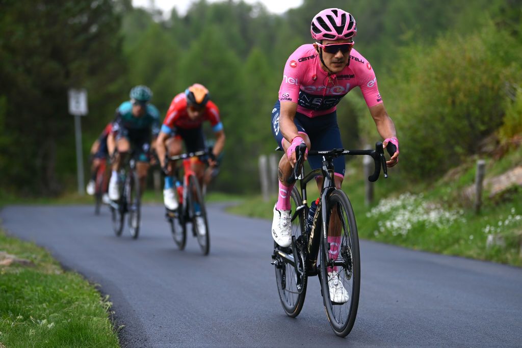 APRICA ITALY MAY 24 Richard Carapaz of Ecuador and Team INEOS Grenadiers Pink Leader Jersey competes during the 105th Giro dItalia 2022 Stage 16 a 202km stage from Sal to Aprica 1173m Giro WorldTour on May 24 2022 in Aprica Italy Photo by Tim de WaeleGetty Images
