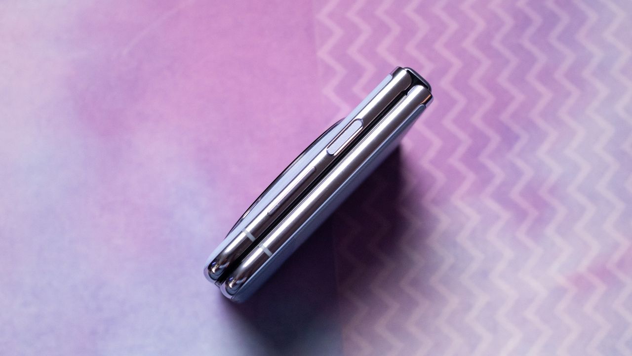 TECNO Phantom V Flip review