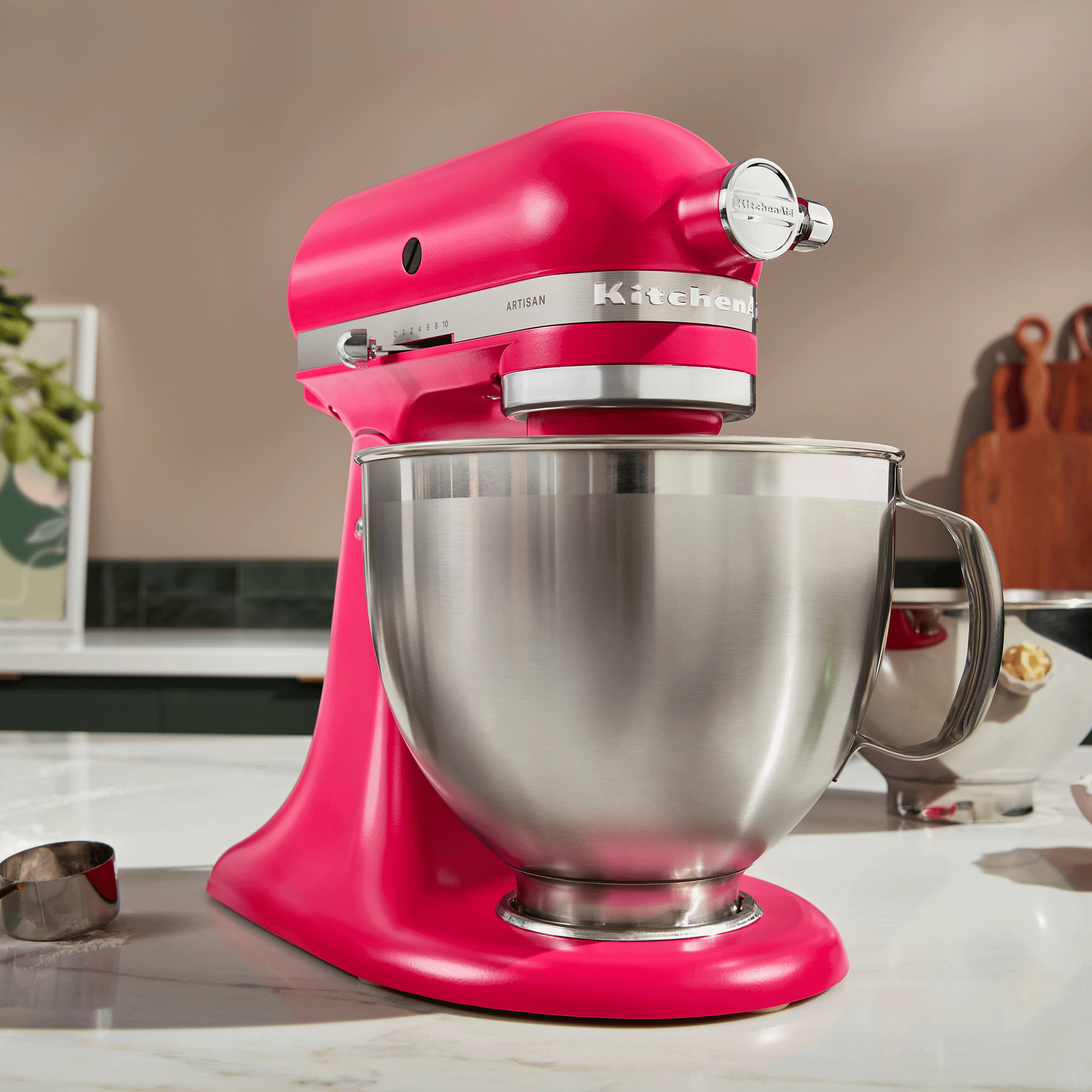 จะซื้อ Kitchenaid หรือเครื่องผสมอาหาร Kenwood ดีกว่ากัน เราเอาพวกเขาหัวต่อหัว