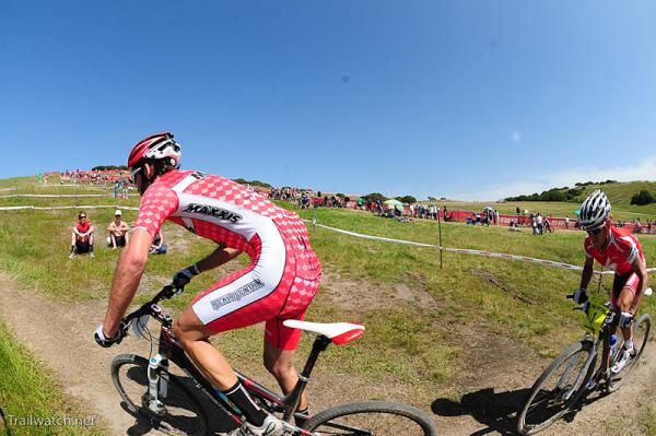Geoff Kabush (Team Maxxis-Rocky Moutain) tries to chase down Wells