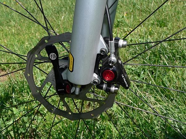 One-piece Juicy Ultimate caliper bodies are found front and rear, along with heavier rotors borrowed from the Avid BB5 mechanical disc brake.
