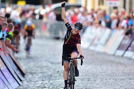 Alice Barnes (Canyon-SRAM) celebrates the win