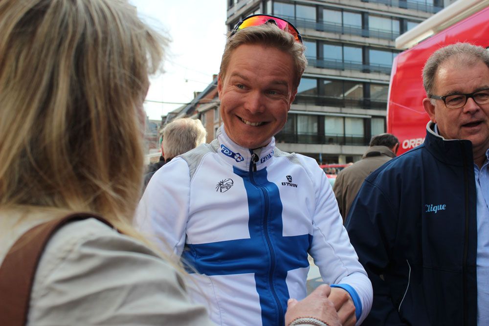 Jussi Veikkanen signing autographs at the start