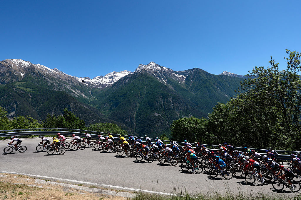 The pack of riders (peloton) cycles in the ascent of Col Tzecore during the 19th stage of the 108th Giro d'Italia cycling race of 166kms from Biella to Champoluc on May 30, 2025. (Photo by Luca Bettini / AFP)