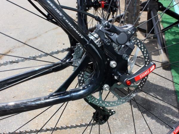 Short alloy sections are bonded in to the carbon tubes to retain Yeti's signature looped stay appearance.
