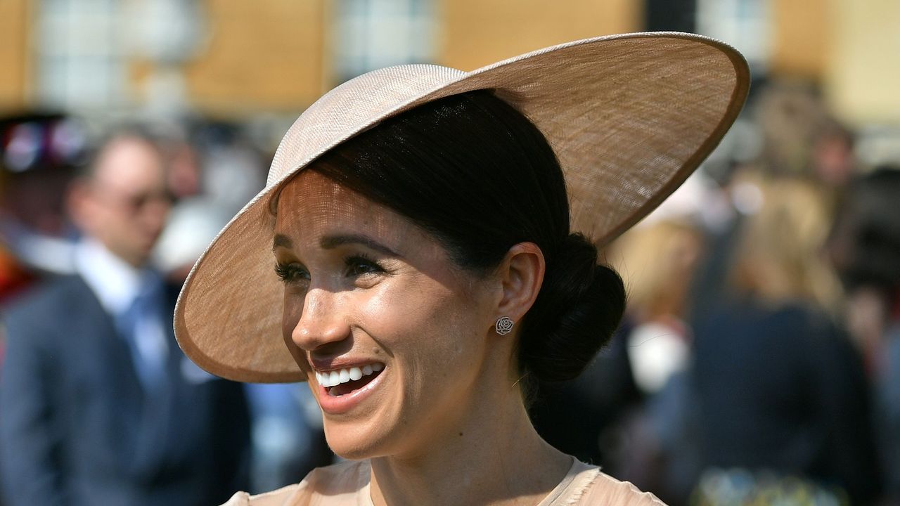 Facial expression, Hat, Smile, Head, Chin, Fashion accessory, Headgear, Ear, Human, Sun hat, 