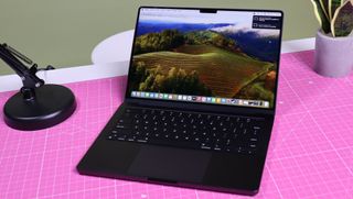 MacBook Pro 14 M3 Max (2023) sobre un escritorio en una oficina de casa