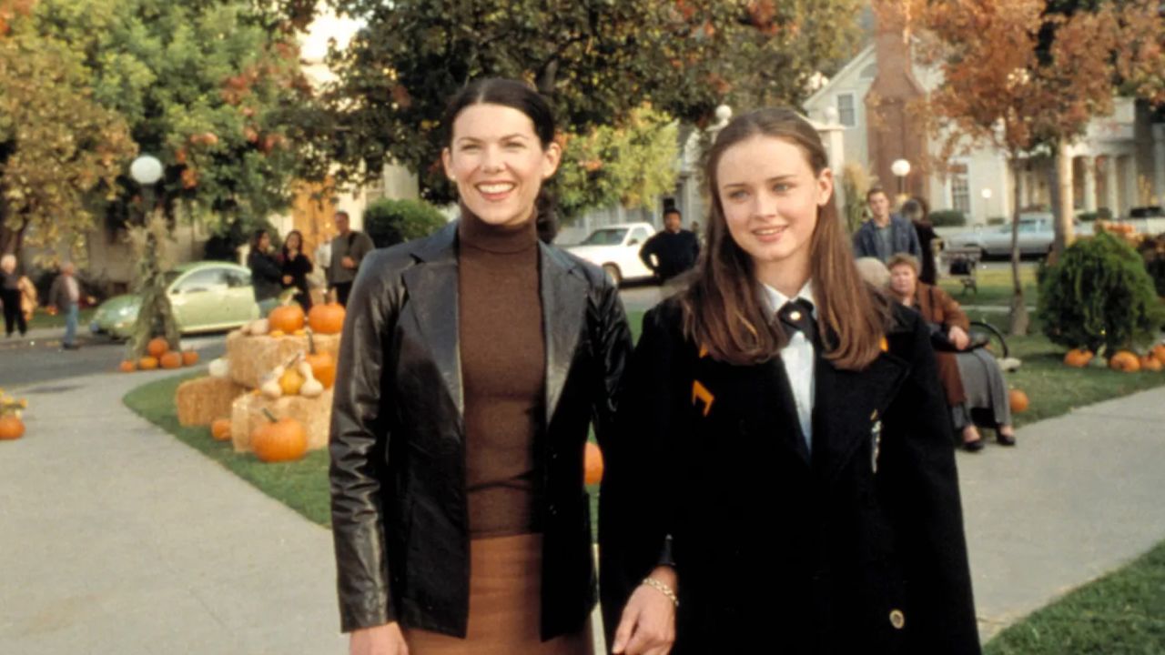 lorelei and rory walk through the stars hollow square as it&#039;s set up for fall in gilmore girls