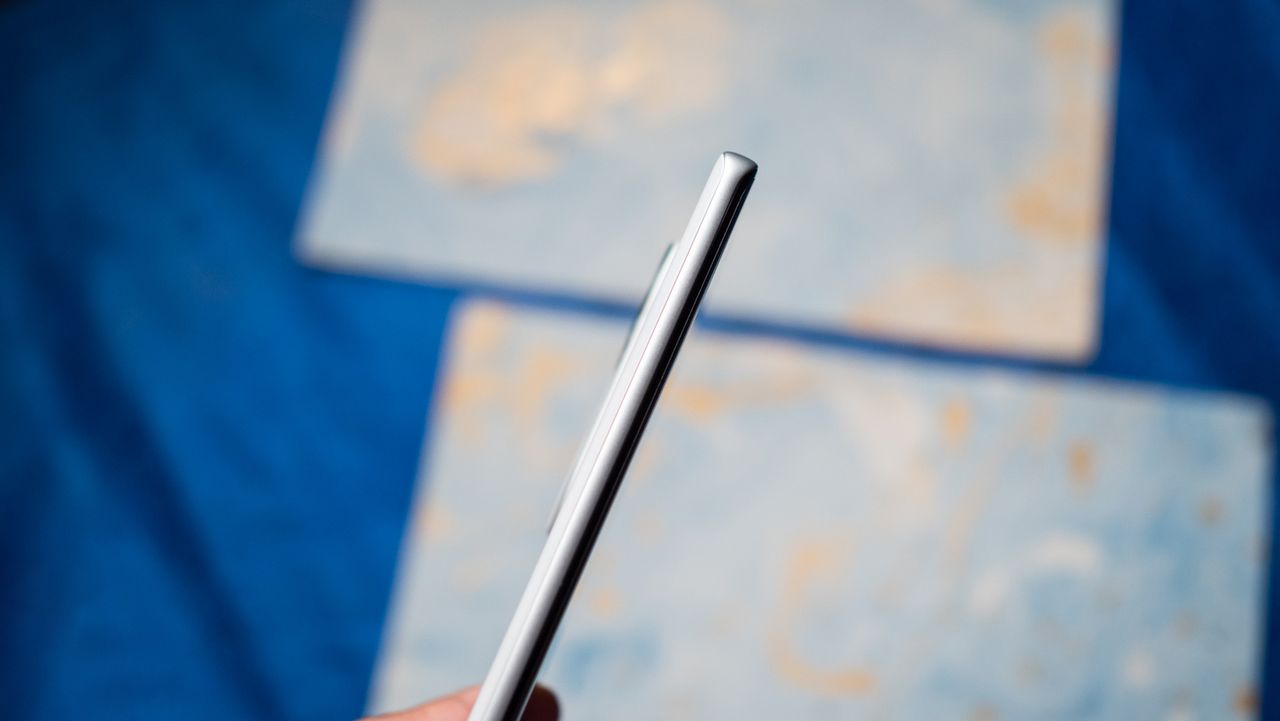 Vivo V40 Pro side view