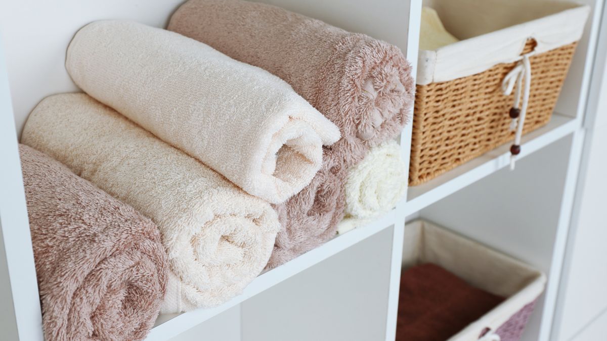 Petites idées de rangement pour serviettes de salle de bain pour garder votre espace organisé et élégant