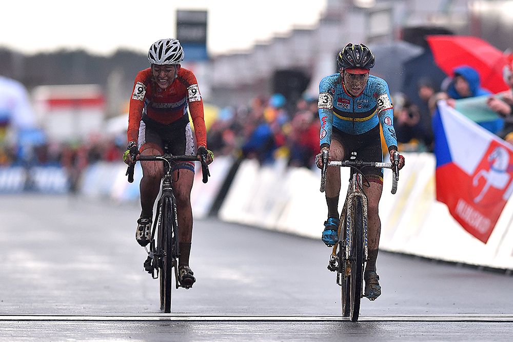 Sanne Cant sprints for third ahead of Sophie De Boer