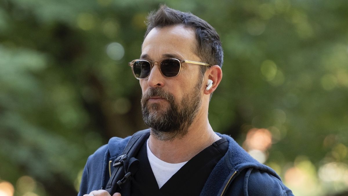 Noah Wyle&#039;s Dr. Robby in sunglasses with earbuds in on The Pitt