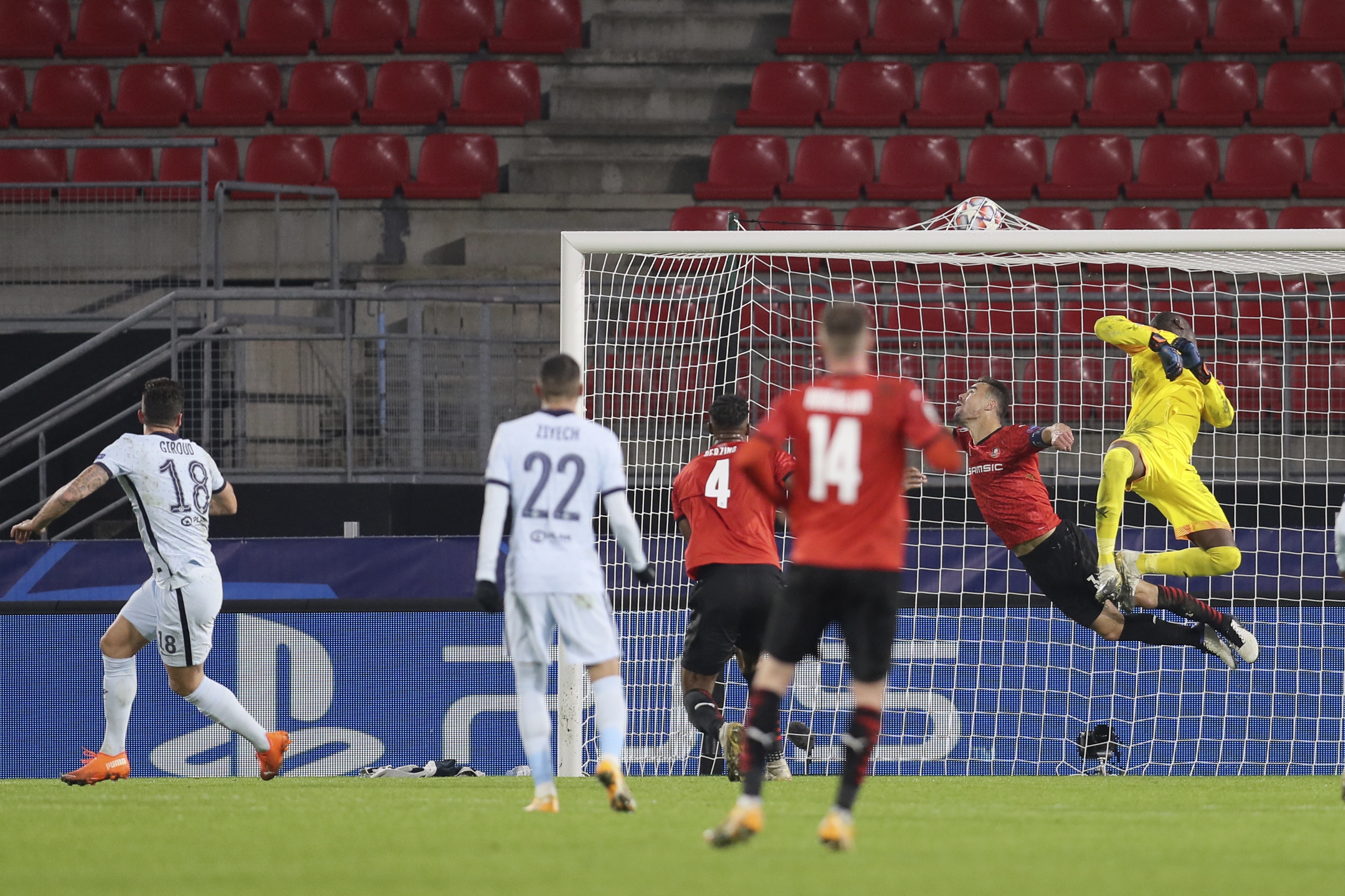 Olivier Giroud, left, scores his side’s winner