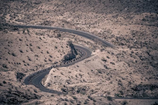 The peloton drops down closer to Palm Springs.