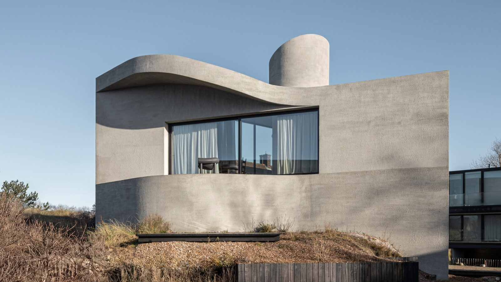 Step inside a curvy seaside villa in Oostduinkerke, Belgium