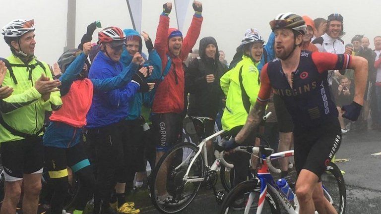 Bradley Wiggins jokingly runs up the Struggle climb at the Tour of Britain