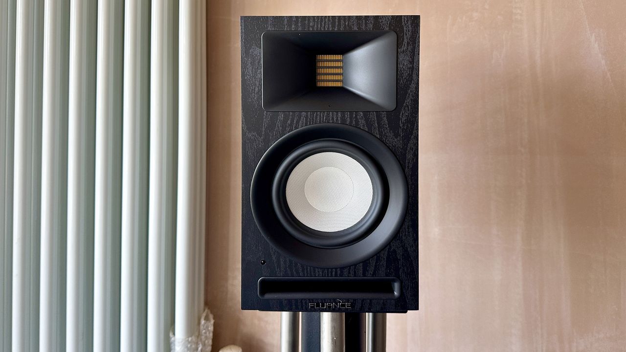 Fluance Ri71 powered bookshelf speakers