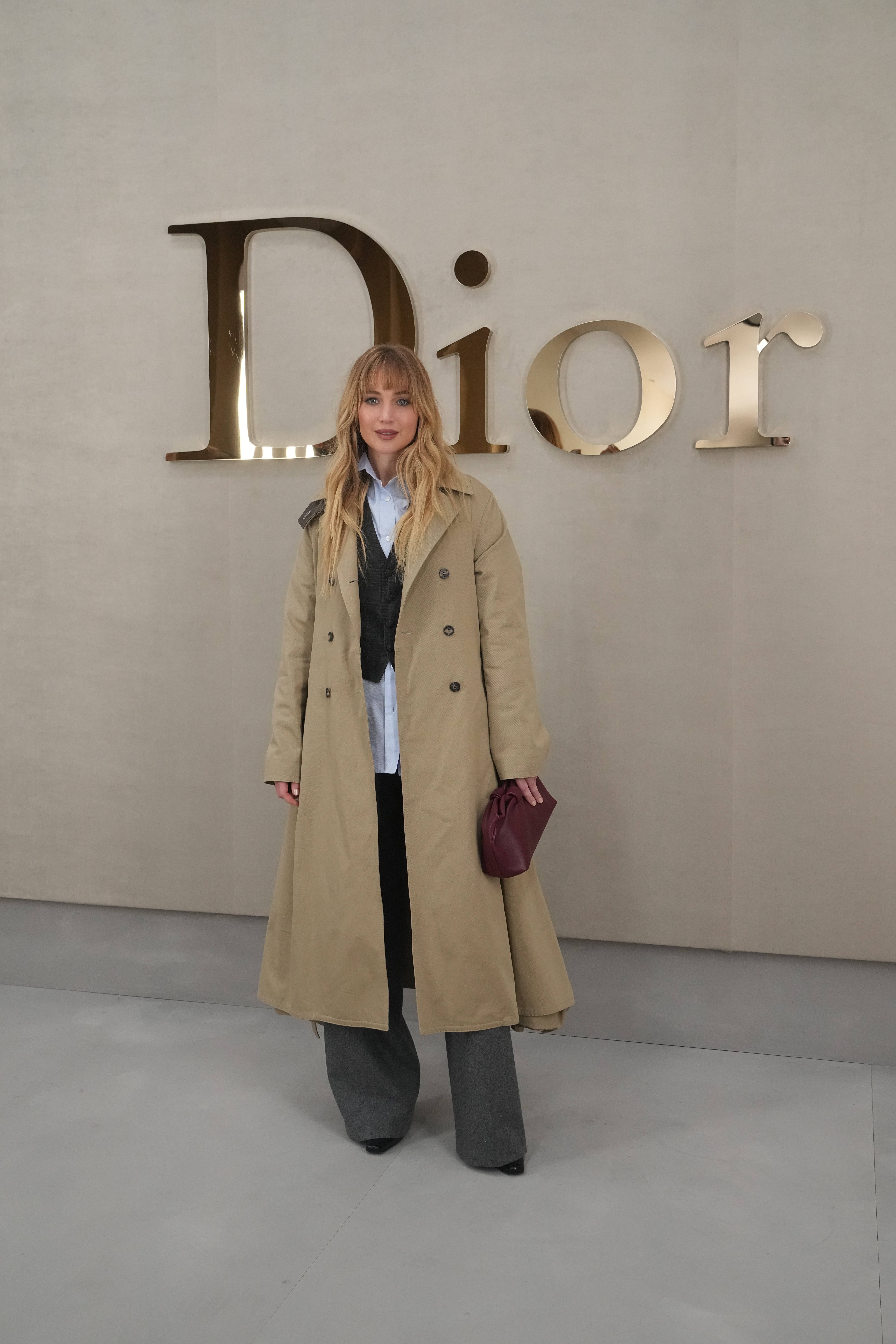 Jennifer Lawrence arrived at Dior by Jonathan Anderson&#039;s Spring 2026 show in a trench coat and pumps