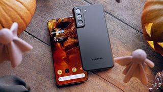 An unofficial render of the Galaxy S22 from the front and back