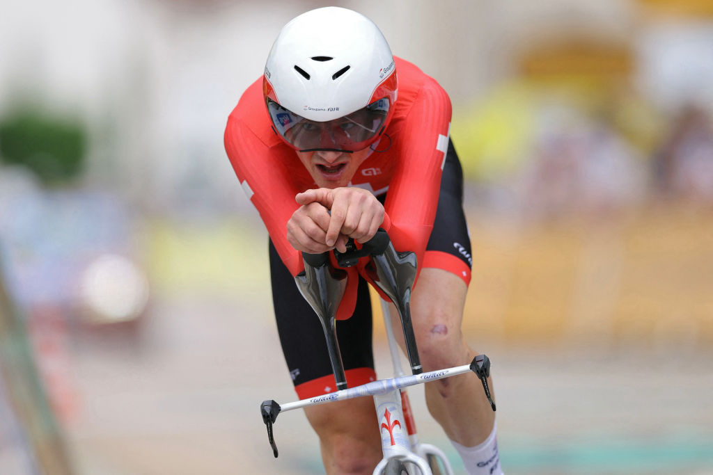 El ciclista suizo del equipo Groupama - FDJ, Stefan Kung, cruza la línea de meta de la séptima etapa de la 111ª edición del Tour de Francia, una contrarreloj individual de 25,3 km entre Nuits-Saint-Georges y Gevrey-Chambertin, el 5 de julio de 2024. (Foto de Thomas SAMSON / AFP)