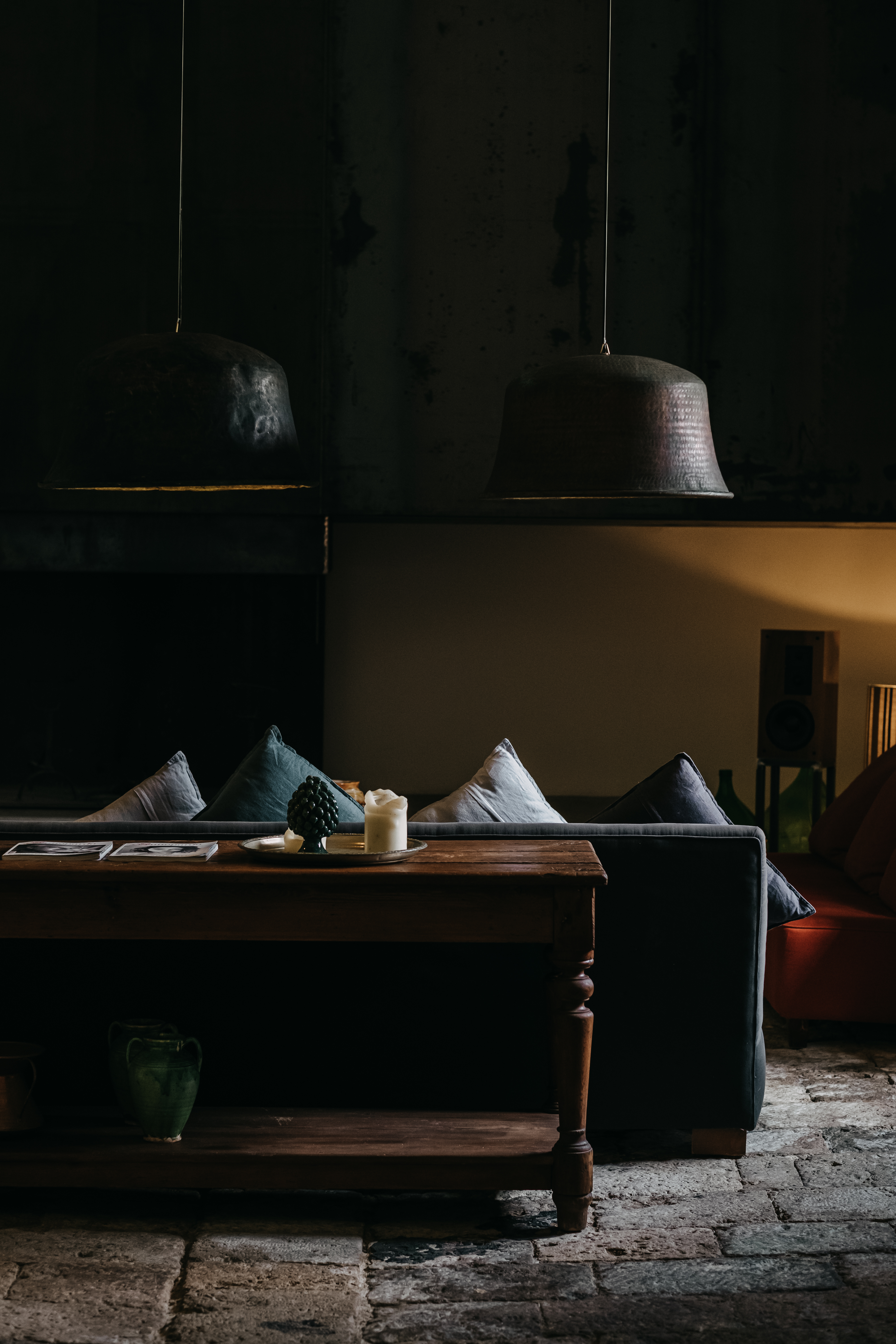 A modern farmhouse immersed in the goldeny vegetation of Sicily at the peak of summer pairs sprawling vegetation with a rustic-chic interior look.