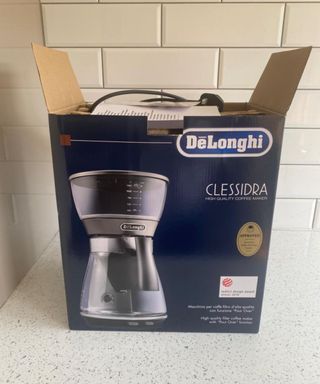 Outer packaging of the the De'Longhi Clessidra coffee maker