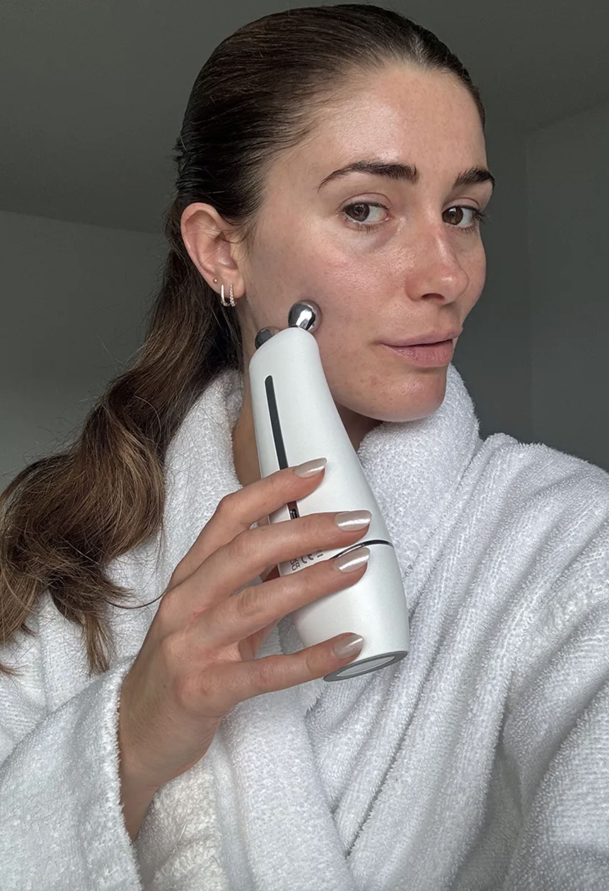 Eleanor testing the Deessee Pro Sculpta device