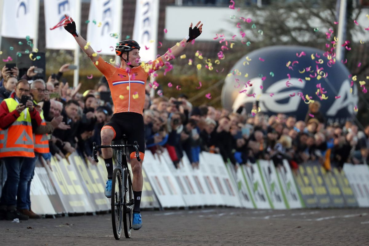 The confetti falls on Mathieu van der Poel